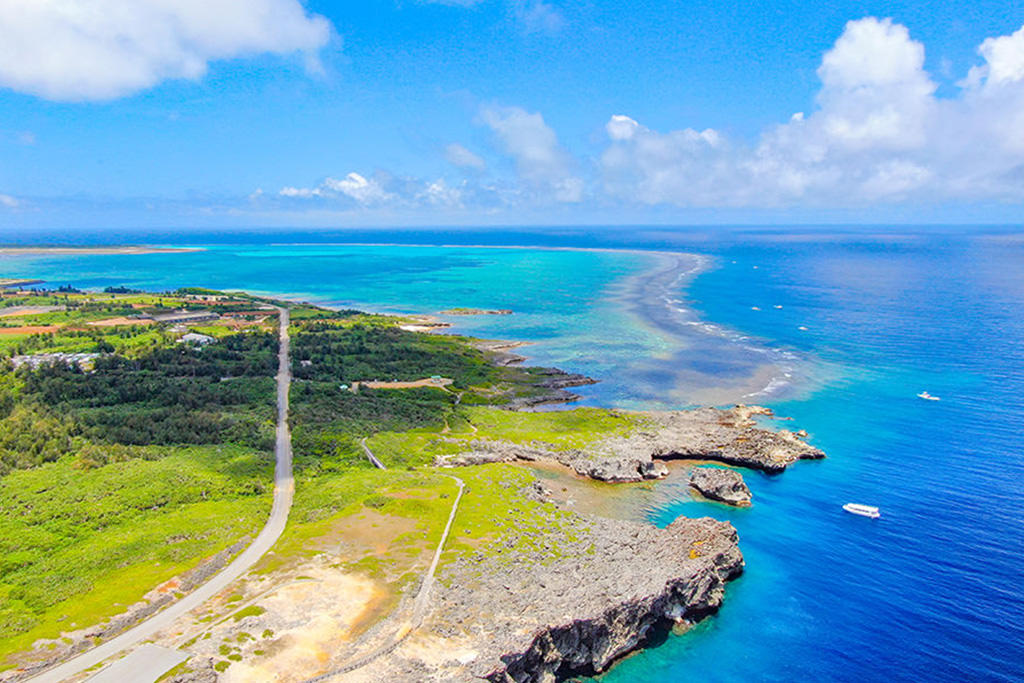 空から見た沖縄の海とサンゴ礁。青い海へダイビングしたくなる
